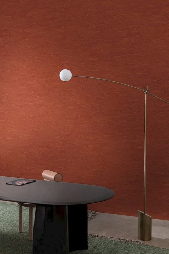 Nowoczesny stół i lampa w salonie z tapetą Khroma Terra TER004 Miri Sienna.jpg