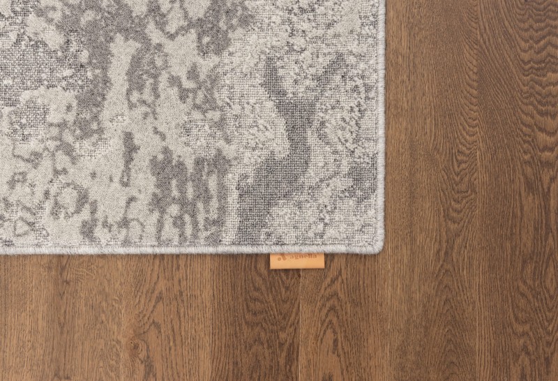 Dywan wełniany Agnella Noble Roho jasny szary - brzeg dywanu z metką Agnella