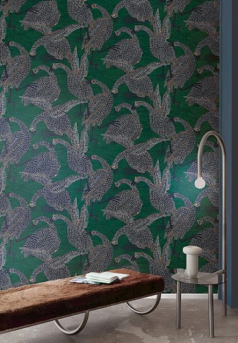 Nowoczesny salon z tapetą Khroma Terra TER101 Guinea Emerald.jpg