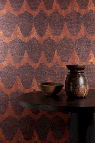 Etniczne wazony na tle tapety Khroma Terra TER202 Hemia Sienna.jpg