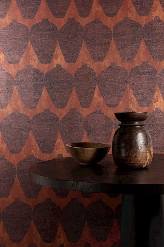 Etniczne wazony na tle tapety Khroma Terra TER202 Hemia Sienna.jpg