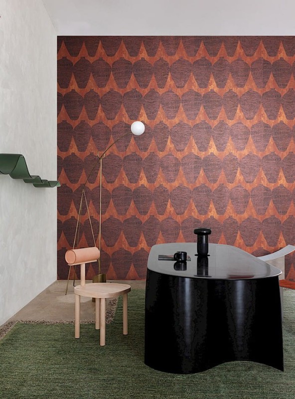 Nowoczesne biurko w pokoju z tapetą Khroma Terra TER202 Hemia Sienna.jpg