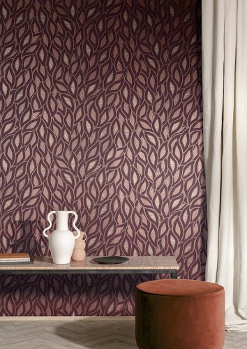 Brązowa pufa na tle tapety Khroma Terra TER403 Maeva Sienna.jpg