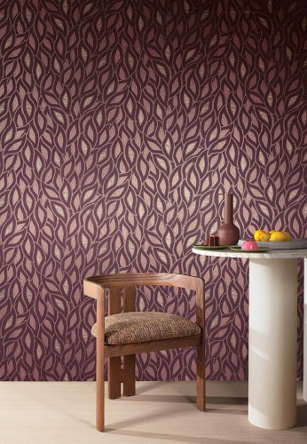 Krzesło i stolik na tle tapety Khroma Terra TER403 Maeva Sienna.jpg