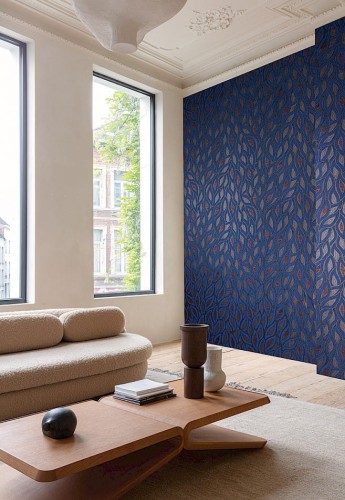 Salon z tapetą Khroma Terra TER406 Maeva Indigo.jpg
