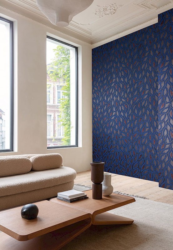 Salon z tapetą Khroma Terra TER406 Maeva Indigo.jpg