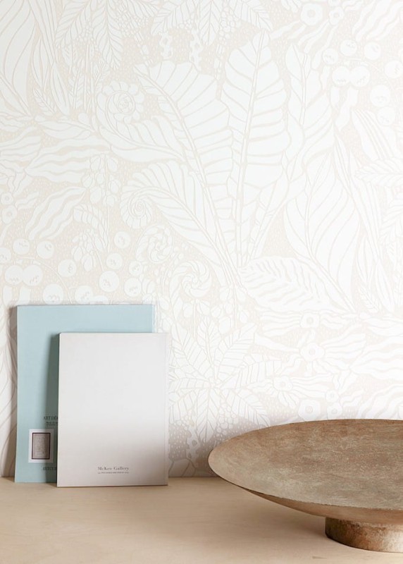 Książki i patera na tle tapety Khroma Mysa YSA103 Madita White.jpg