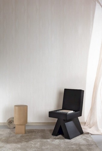 Nowoczesny czarny fotel w salonie z tapetą Khroma Mysa YSA301 Ari Oyster.jpg