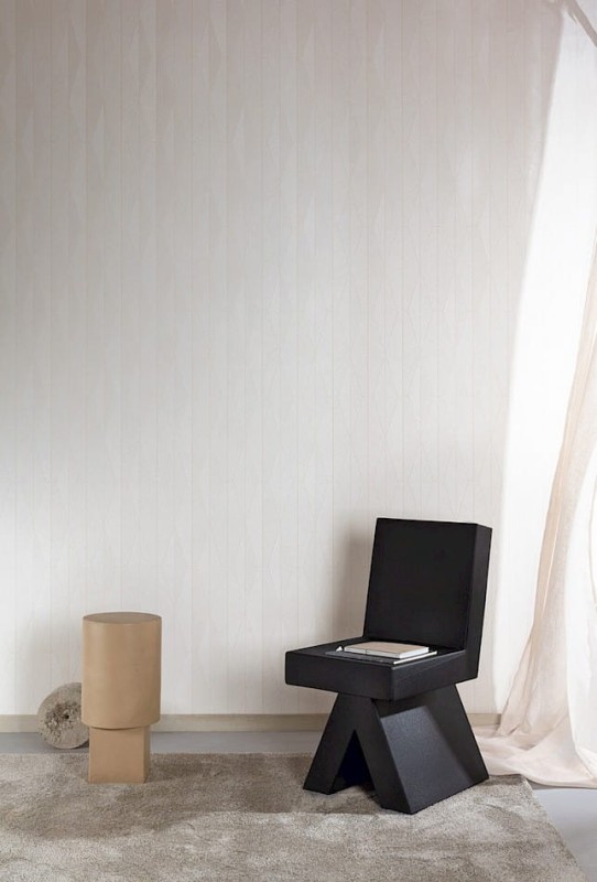 Nowoczesny czarny fotel w salonie z tapetą Khroma Mysa YSA301 Ari Oyster.jpg