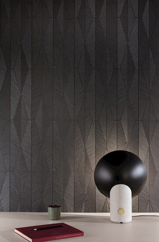 Czerwony notes i nowoczesna czarno-biała lampa na tle tapety Khroma Mysa YSA303 Ari Dark.jpg