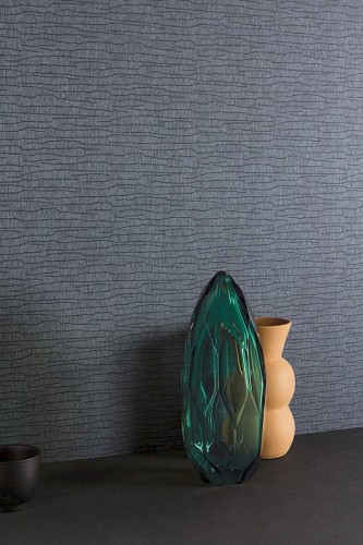 Dekoracje na tle tapety Khroma Mysa YSA403 Metta Slate.jpg