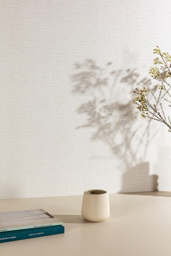 Ceramiczny wazon i cień rośliny rzucany na tapetę Khroma Mysa YSA404 Metta Pearl.jpg