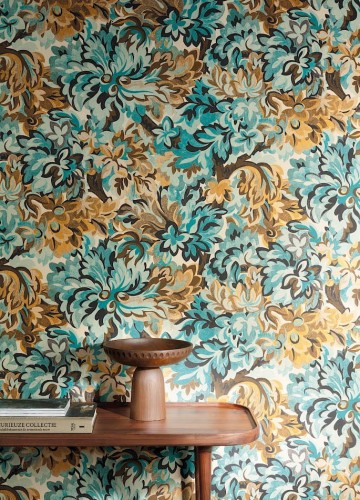 Drewniany stolik i patera na tle tapety Khroma Rhapsody RHA003 Idilia Amazonite.jpg