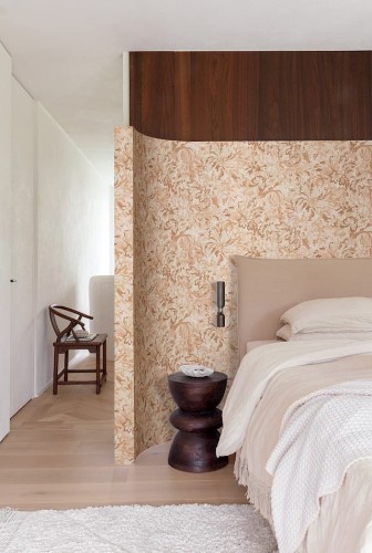 Nowoczesna sypialnia z tapetą Khroma Rhapsody RHA005 Idilia Peach.jpg