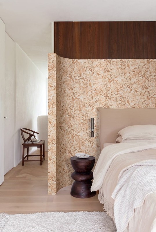 Nowoczesna sypialnia z tapetą Khroma Rhapsody RHA005 Idilia Peach.jpg