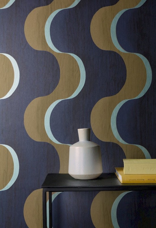 Kremowy wazon na tle tapety Khroma Rhapsody RHA103 Flow Amazonite.jpg