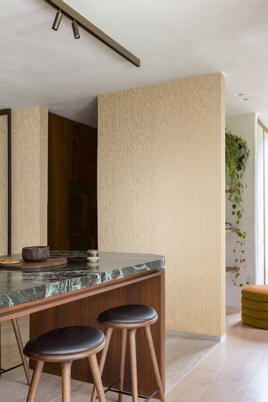 Kuchnia z tapetą Khroma Phapsody RHA201 Oackly Ivory.jpg