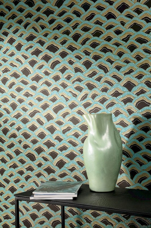 Miętowy wazon na tle tapety Khroma Rhapsody RHA303 Munro Amazonite.jpg