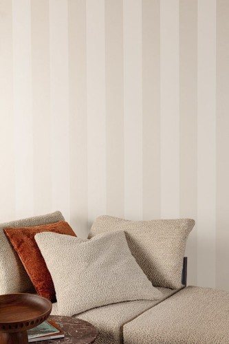 Podusza boucle na sofie na tle tapety Khroma Rhapsody RHA401 Brody Ivory.jpg