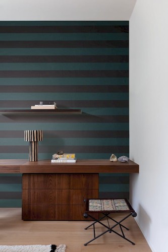 Drewniana komoda na tle tapety w pasy Khroma Rhapsody RHA404 Brody Forest.jpg