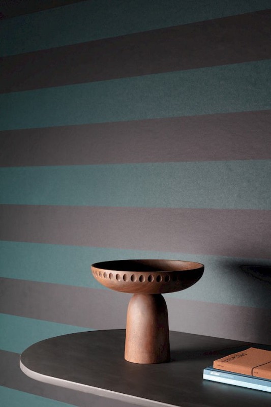 Nowoczesny drewniany wazon na tle tapety w pasy Khroma Rhapsody RHA404 Brody Forest.jpg