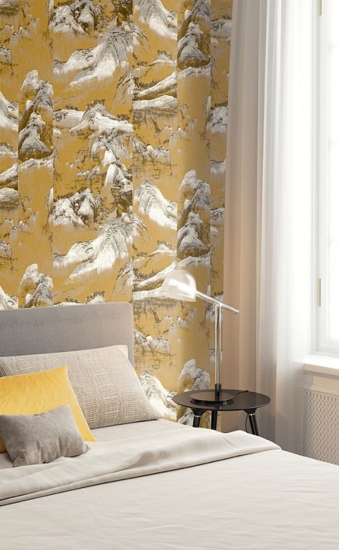 Łożko w sypialni z tapetą Khroma Kimono KIM301 Akiyama Gold.jpg