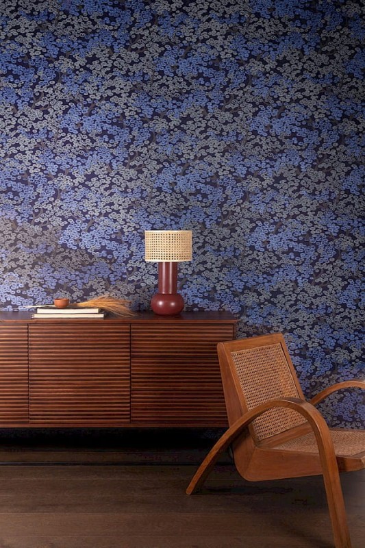 Drewniana komoda i fotel na tle tapety kwiatowej Khroma Kimono KIM801 Yuka Amparo.jpg