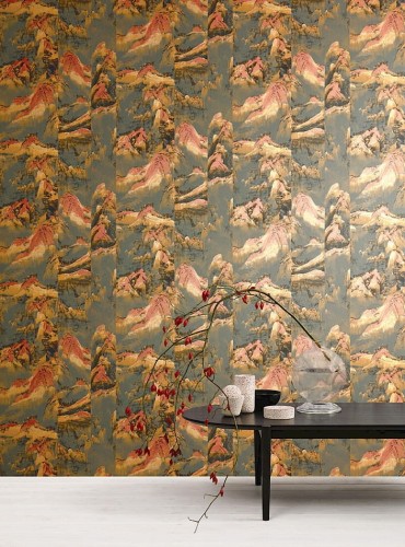 Niska ława w salonie z tapetą  Khroma Kimono KIM302 Akiyama Topiara.jpg