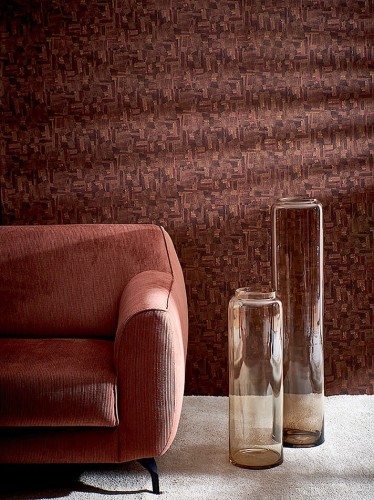 Szklane wysokie wazony i sofa na tle tapety Khroma Kimono KIM403 Fujita Topiara.jpg