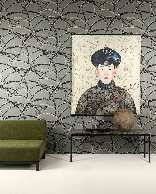 Salon w stylu chińskim z tapetą Khroma Kimono KIM504 Daika Olivine.jpg