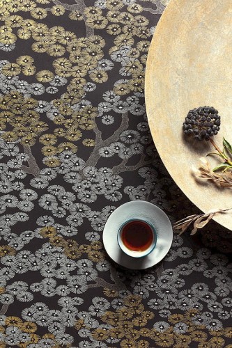 Filiżanka z herbatą na tle tapety Khroma Kimono KIM802 Yuka Gold.jpg