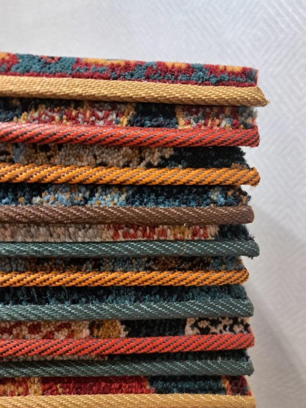 Brzegi dywanów z kolekcji Dywilan Kunszt wykończone tkaną taśmą