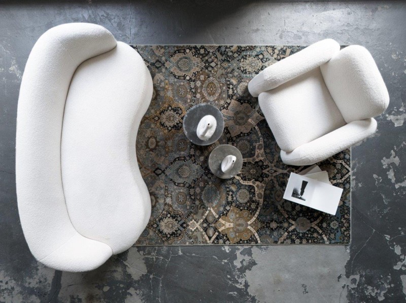 Salon z białą sofą i fotelem boucle na dywanie Dywilan Kunszt 008 ginger