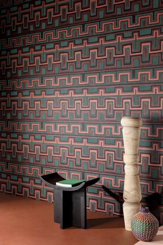 Dekoracje w stylu etnicznym na tle tapety Khroma Amani AMA005 Morelos Viridis.jpg