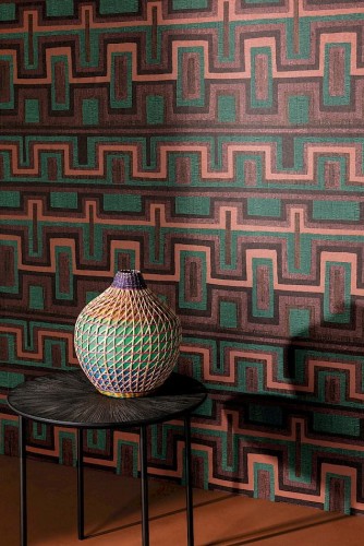 Wazon etniczny na tle tapetyKhroma Amani AMA005 Morelos Viridis.jpg