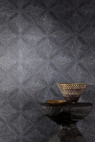 Wazon w stylu etnicznym na tle tapety Khroma Amani AMA105 Khanta Volcanic.jpg