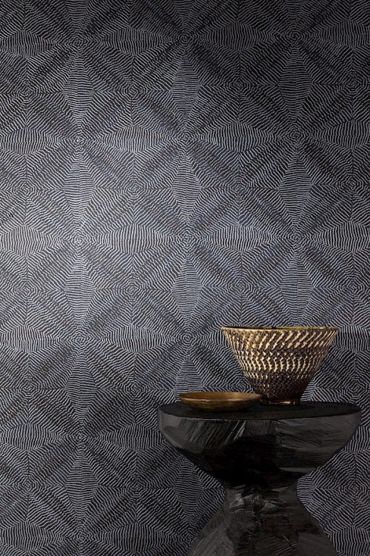 Wazon w stylu etnicznym na tle tapety Khroma Amani AMA105 Khanta Volcanic.jpg