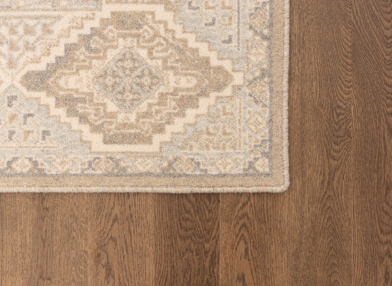 Dywan wełniany Agnella Ballata Azten beżowy na podłodze