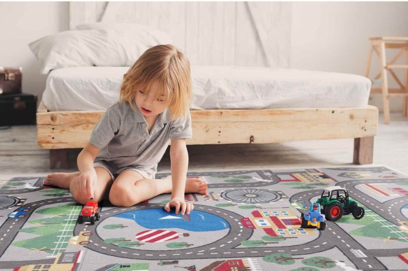 Szary dywan dziecięcy antypoślizgowy Ares ulice  w pokoju
