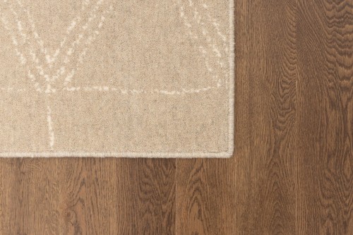 Dywan wełniany skandynawski Agnella Ballata Adria beż na podłodze.jpg