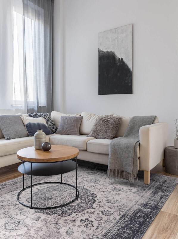 Dywan wełniany Agnella Isfahan Okutan szary w salonie