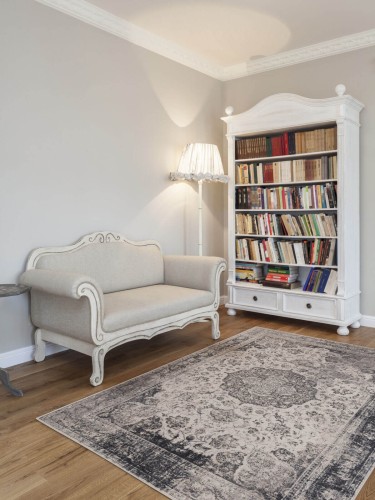 Dywan wełniany Agnella Isfahan Okutan beżowy w salonie w stylu klasycznym