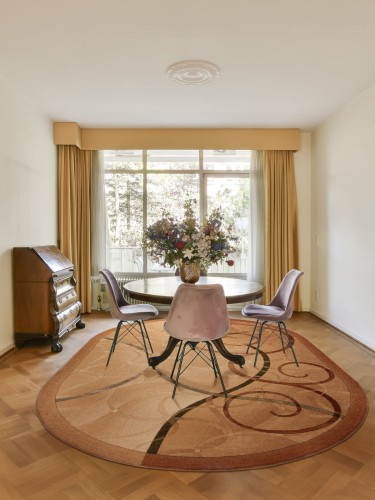 Dywan wełniany owalny Agnella Isfahan Selma sahara w jadalni w stylu klasycznym