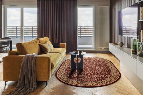 Dywan wełniany owalny Agnella Isfahan Itamar rubin w salonie w stylu nowoczesnym