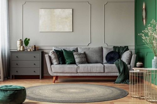 Dywan wełniany okrągły Agnella Calisia Aiko jasny szary w salonie w stylu modern classic