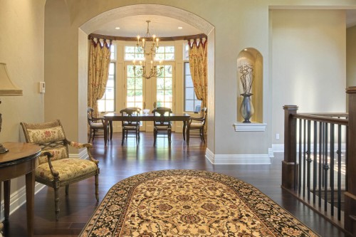 Dywan owalny wełniany Agnella Agnus Stolnik sahara w korytarzu pałacyku