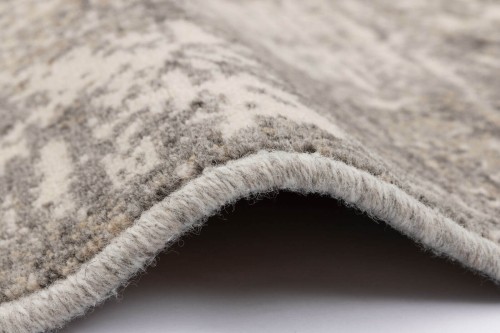 Zbliżenie runa dywanu wełnianego Agnella Ballata Sena jasno szary