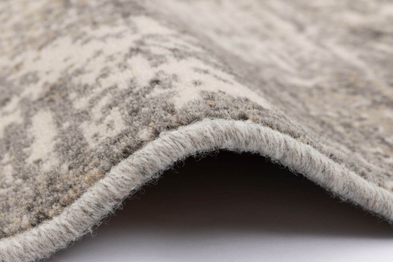 Zbliżenie runa dywanu wełnianego Agnella Ballata Sena jasno szary