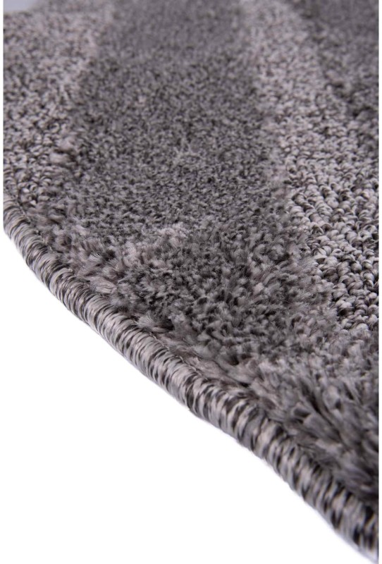 Bok ciemno szarego dywanu okrągłego shaggy geometria 3d Pisa romby