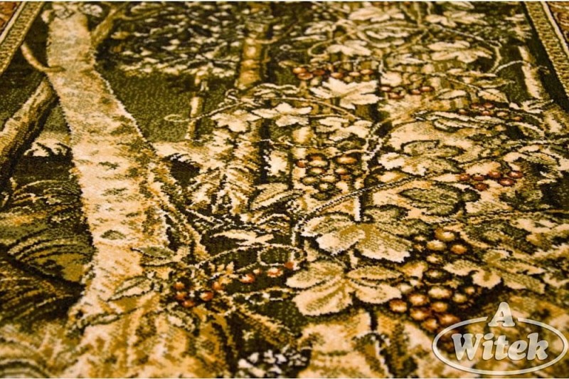 Detal wzoru winorośli na dywanie Agnella Agnus Paw w kolorze oliwki